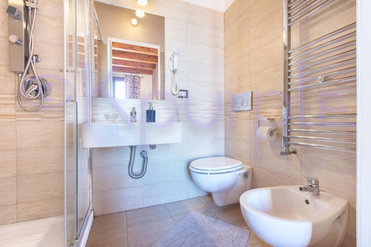 Le Api Hotel Каляри Екстериор снимка