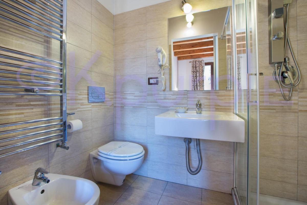 Le Api Hotel Каляри Екстериор снимка