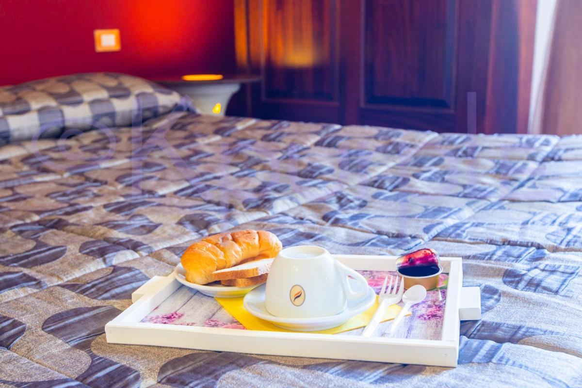 Le Api Hotel Каляри Екстериор снимка